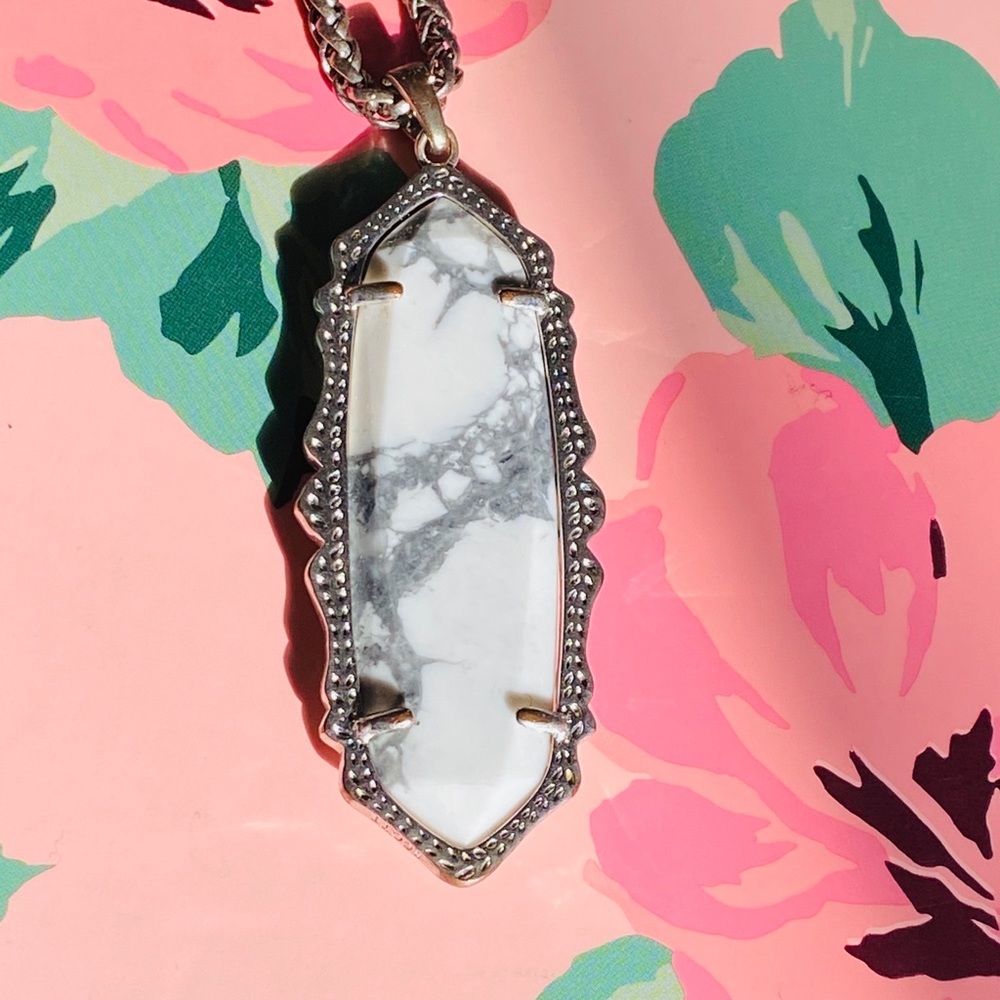 🎀 howlite Kendra Scott “Frances” necklace 🎀